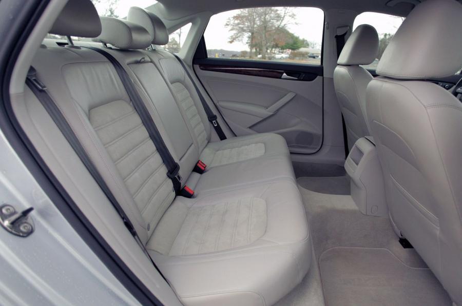  Volkswagen Passat 2.5L SEL Premium 2012 года  (фото 9 из 36)